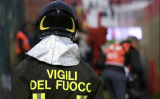 Auto elettrica in fiamme, intervengono vigili del fuoco